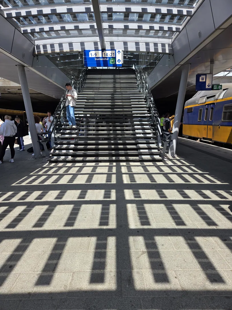 Schaduwspel bij de perrons van Utrecht Centraal