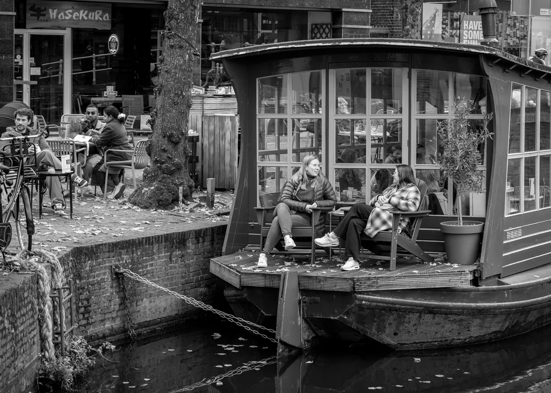 Mensen op een terrasje in het begin van de herfst